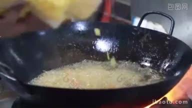 4K实拍在滚烫的油锅中加入玉米粒